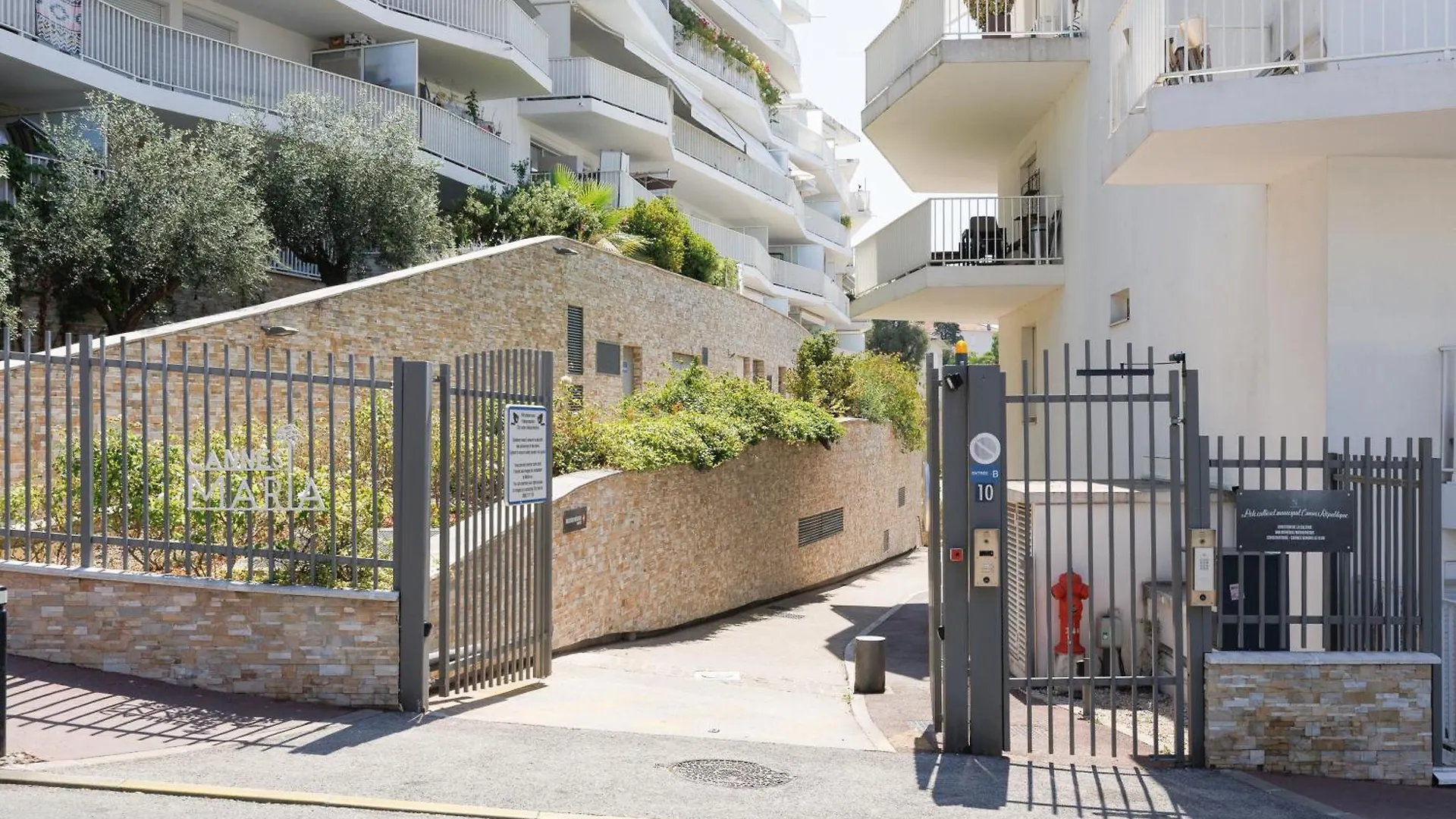 Cannes Maria Yourhosthelper Daire