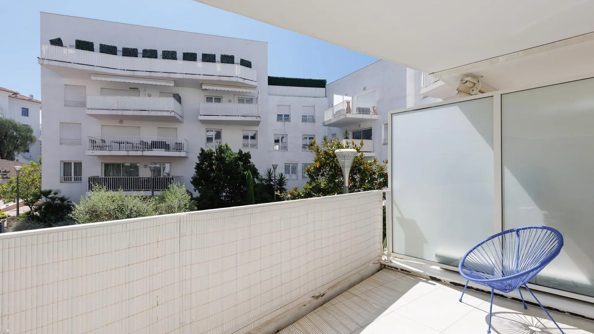 Cannes Maria Yourhosthelper 0*,  Francia